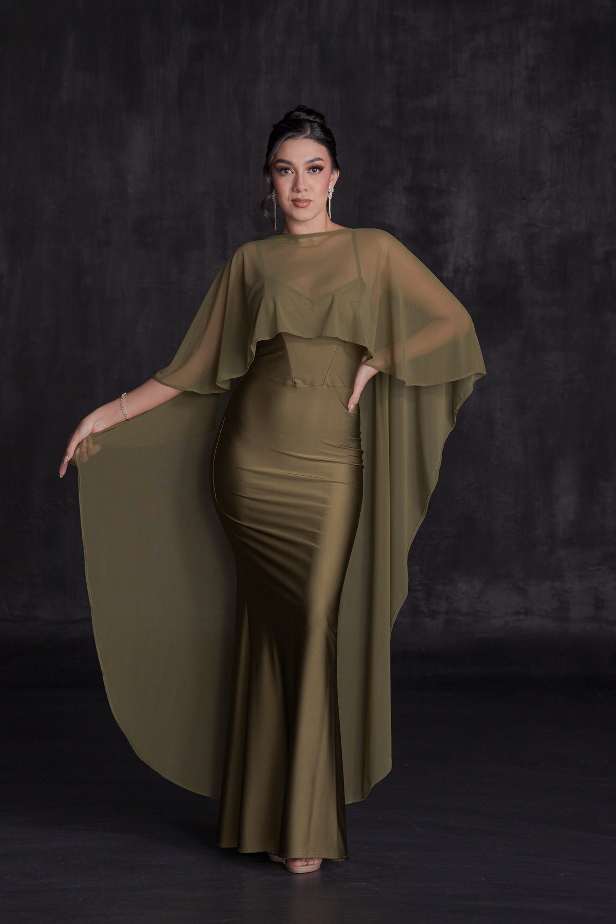Vestido Largo de Gala Satin Corte Sirena y Capa Mesh